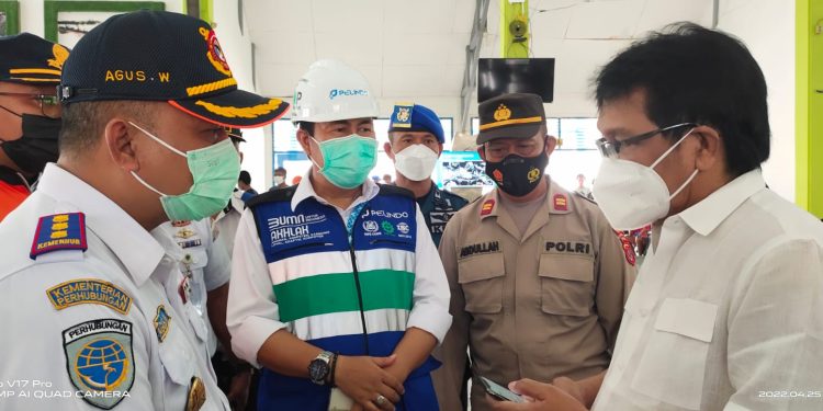 Ketgam: Kepala KSOP Kendari, Agus Winartono mendampingi Wakil Ketua Komisi V DPR RI, Ridwan Bae. Foto: Istimewa