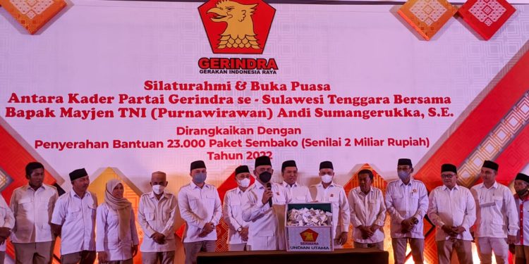 Ketgam : Foto bersama Ketua DPD Partai Gerindra Sulawesi Tenggara, Andi Ady Aksar bersama seluruh pengurus partai yang ada di 17 kabupaten kota se Sultra.
