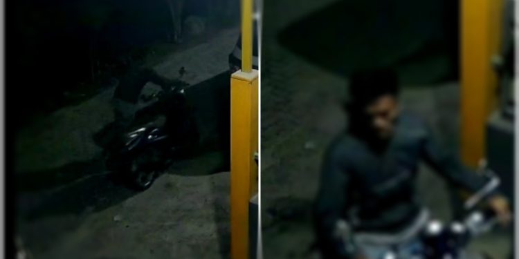 Ketgam: Seorang pria terekam CCTV bawa kabur sepeda motor mahasiswa. Foto: Istimewa