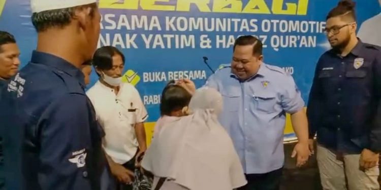Ketgam : Ketua IMI Sultra Anton Timbang saat menyerahkan bantuan sembako di kegiatan IMI berbagi yang digelar di Pelataran Tugu Eks MTQ Kendari, Rabu 27 April 2022.