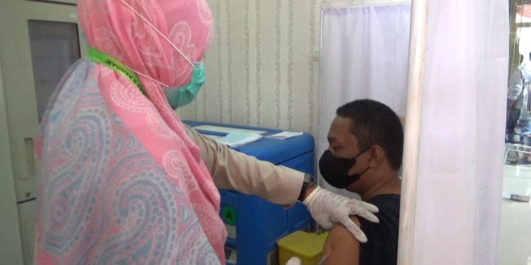 KPP Kendari Lakukan Pengawasan Vaksin Menginitis Bagi Calon Jemaah Haji