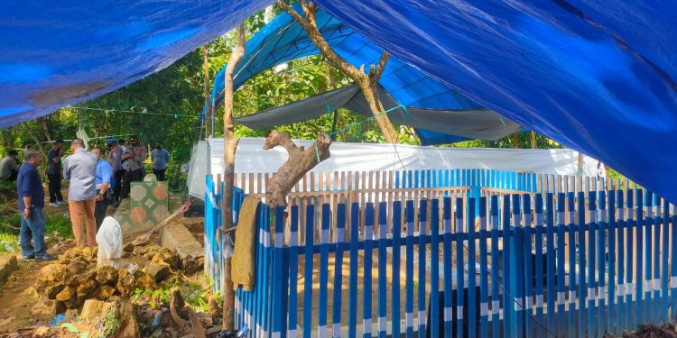 Ketgam: Persiapan otopsi jenazah almarhum Amis Ando. Foto: Herlis