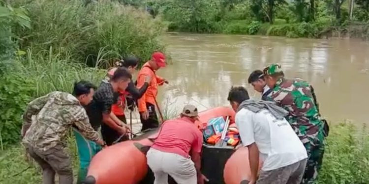 Ketgam : Proses Pencarian korban terkaman buaya di Koltim, yang dilakukan oleh Basarnas, tim gabungan TNI-Polri serta dibantu masyarakat setempat.