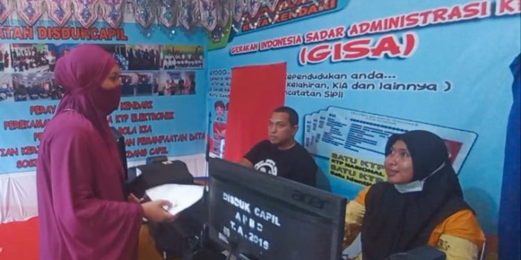 Ketgam : Wa Undi warga Kota Kendari saat melakukan pembaruan KK di Stand Dinas Kependudukan dan Catatan Sipil pada pameran HUT Kota Kendari yang dilaksanakan di lapangan Benu-benua Kota Kendari.
