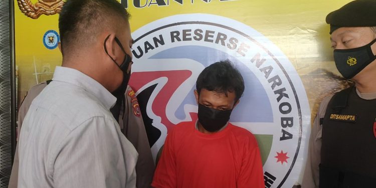Ketgam: Polisi introgasi pelaku penyalaguna sabu. Foto: Herlis