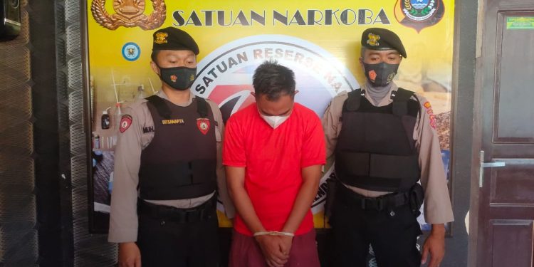 Ketgam: Seorang pria berinisia ZM (27) diamankan Satuan Reserse Narkoba (Satresnarkoba) Polresta Kendari lantaran diduga edarkan narkotika jenis sabu. Foto: Annisa Aprilia Monoarfa.