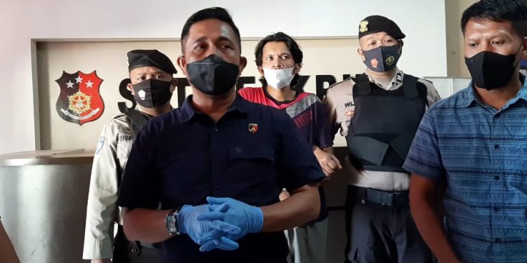 Ketgam: Sakit hati istrinya diganggu, seorang pria berinisial LE (38) nekat menganiaya tetangganya berinisial S dengan menggunakan sebilah parang.