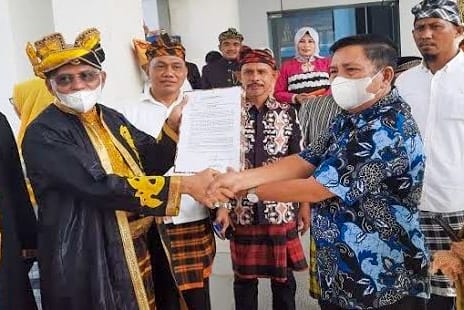 Ketgam : Kepala Dinas Pendidikan dan Kebudayaan, Asrun Lio bersama Kepala Dinas Kependudukan dan Catatan Sipil Sultra, Ismail Lawasa, tandatangani Mou.