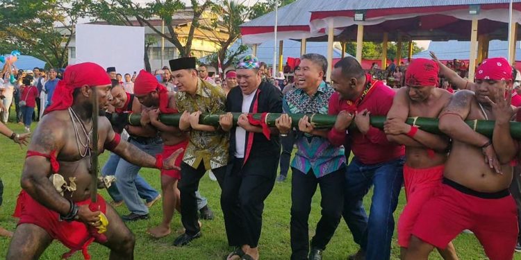 Ketgam: Bupati Konawe Utara (Konut)  Ruksamin mengikuti kesenian tradisi unik masyarakat Maluku dalam perayaan Hari Ulang Tahun (HUT) ke- 205. Permainan tersebut dikenal dengan sebutan bambu gila.