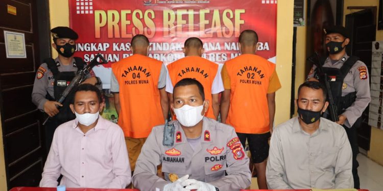 Ketgam: Waka Polres Muna, Kompol Anggi Siahaan (tengah). Foto: Istimewa