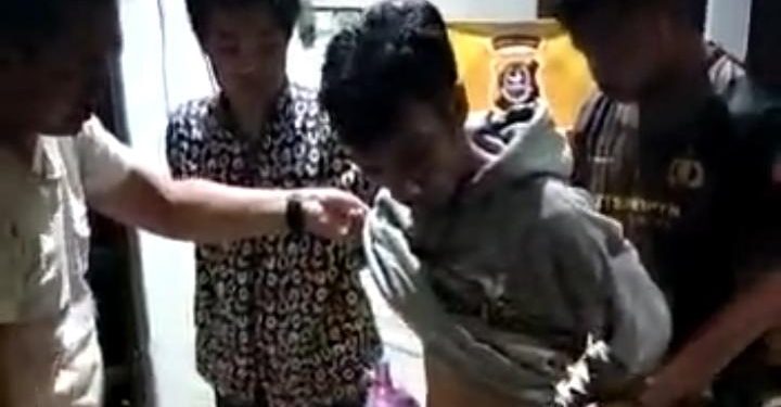 Ketgam: Pembesuk tahanan di Rutan Polda Sultra menjalani pemeriksaan. Foto: Istimewa