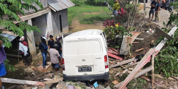 Ketgam : Kondisi mobil dan rumah setelah kecelakaan, Foto : Annisa