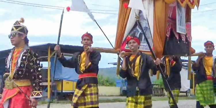 Ketgam : Dengan pakaian adat Buton, Peserta Napak Tilas saat melakukan perjalanan dari Lapangan Banabungi menuju gunung Sionatapina.