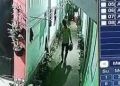Pria Tak Dikenal Terekam CCTV Curi Tabung Gas di Asrama Putri