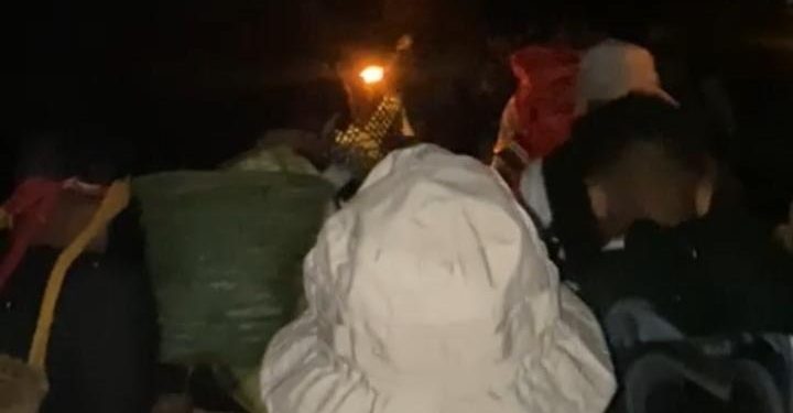 Ketgam: Warga evakuasi peserta Napak Tilas pakai obor. Foto: Istimewa