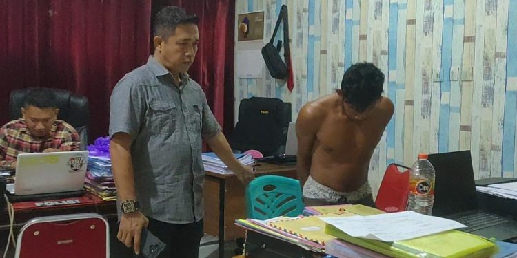 Ketgam: Kasat Reskrim Polresta Kendari, AKP Fitrayadi saat mengintrogasi pelaku. Foto: Herlis