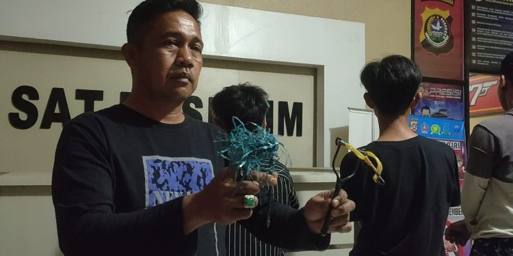 Kasat Reskrim Polresta Kendari, AKP Fitrayadi menunjukan busur yang berhasil diamankan. Foto: Herlis