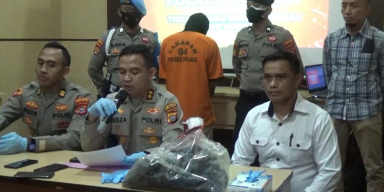 Ketgam: Polisi saat menggelar rilis pelaku pembunuhan Staf Pengadilan Agama Kolaka. Foto: Istimewa