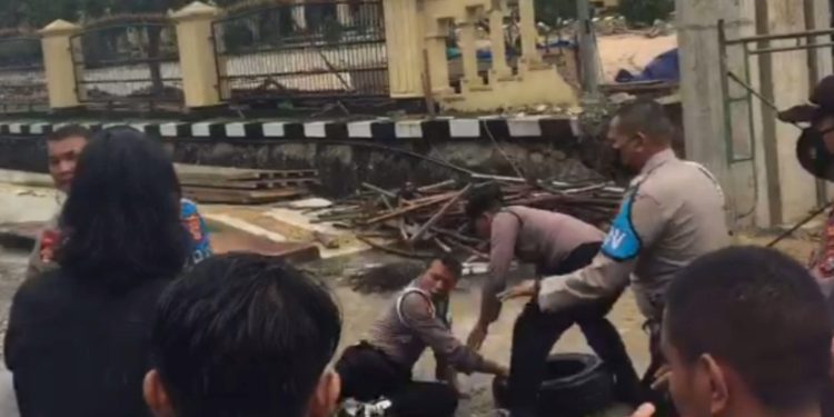 Ketgam: Detik-detik seorang polisi terjatuh saat berebut ban. Foto: Istimewa