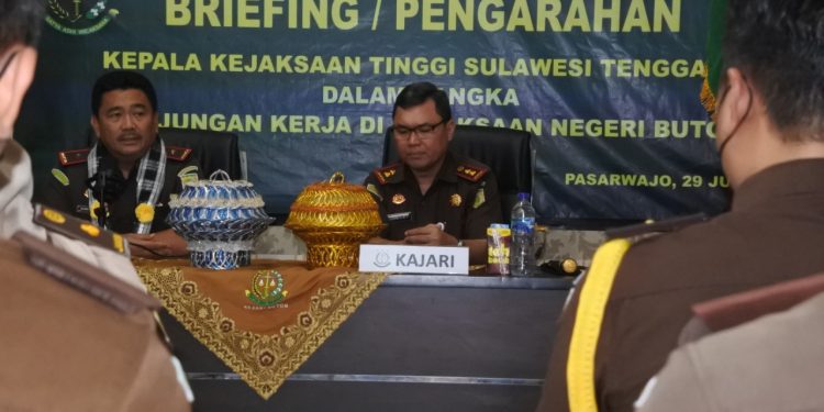 Ketgam : Kajati Sultra Raimel Jesaja saat Kunjungan Kerja di Kejari Buton
Foto : Istimewa