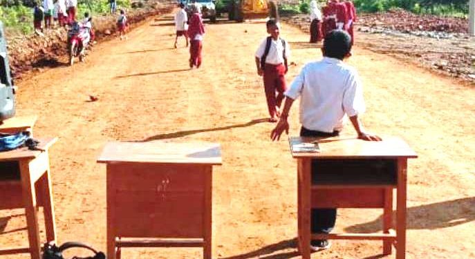 Ketgam : Puluhan siswa SD blokade jalan truk tambang pengangkut ore nikel di Desa Puuusuli, Kecamatan Andowia, Kabupaten Konawe Utara, Sulawesi Tenggara.