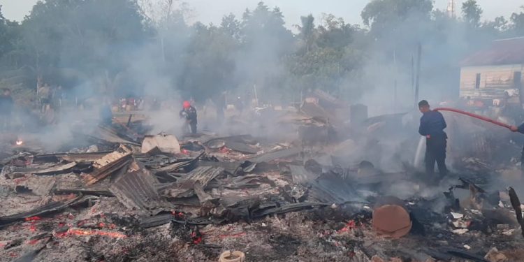 Ketgam : Proses pemadaman api oleh petugas Damkar Kendari Kamis (2/6/2022) foto : Annisa Aprilia Monoarfa