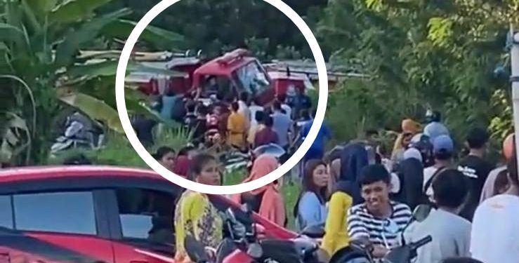 Ketgam: Kondisi 1 unit mobil damkar terperosok ke dalam parit. Foto: Istimewa