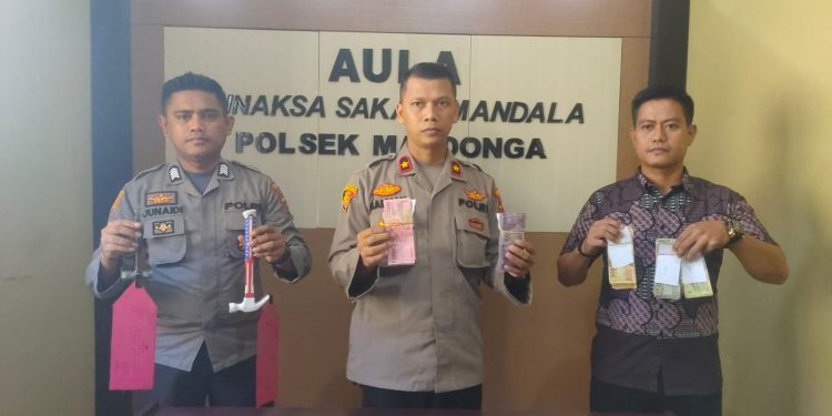 Kapolsek Mandonga, Kompol Moch. Salman (tengah). Foto: Herlis