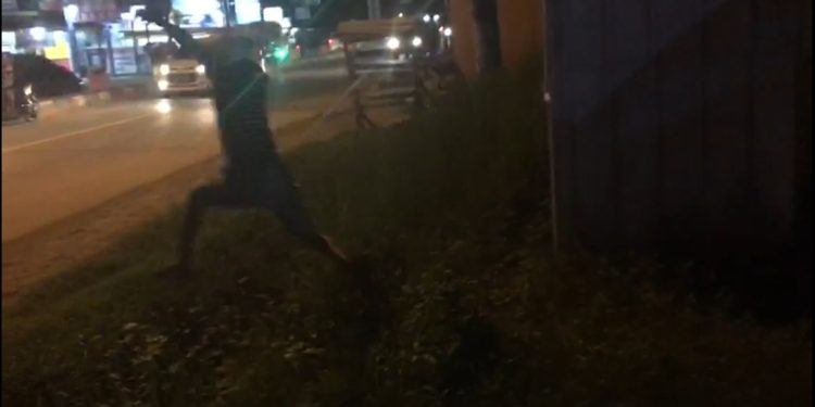 Ketgam: Pria di Kendari lari kocar kacir saat di razia petugas. Foto: Istimewa