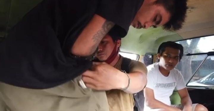 Ketgam : Pelaku saat di geledah Satresnarkoba Polresta Kendari di dalam angkot.
Foto : Istimewa