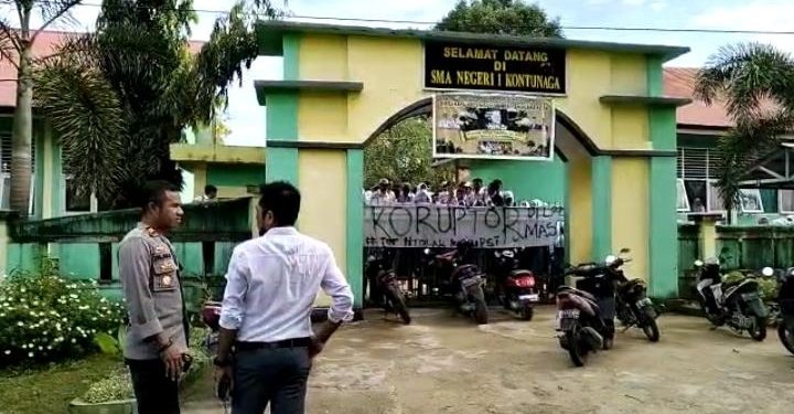 Kondisi saat siswa SMAN 1 Kontunaga menyegel gerbang. Foto: Istimewa