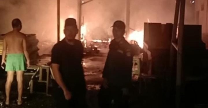 Ketgam: Owner D'cool Management, Sudirman sekaligus anggota Komisi III DPRD Sultra membantu proses evakuasi. Foto: Istimewa