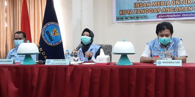 Ketgam : Kepala BNN Kota Kendari, Murniaty (tengah) saat memberikan sambutannya di Workshop Narkoba pada Rabu (8/6/2022)
Foto : Annisa Aprilia Monoarfa