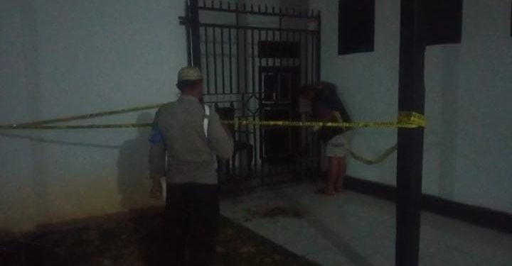 Ketgam: Polisi memasang garis polisi di Kantor DPRD Muna Barat. Foto: Istimewa