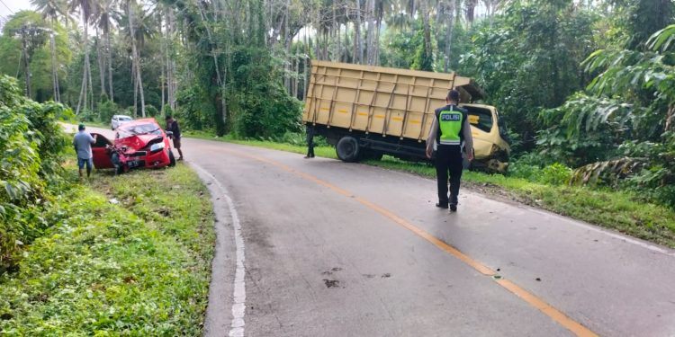 Ketgam: Satlantas Polres Buton mengevakuasi korban yang terlibat tabrakan. Foto: Istimewa