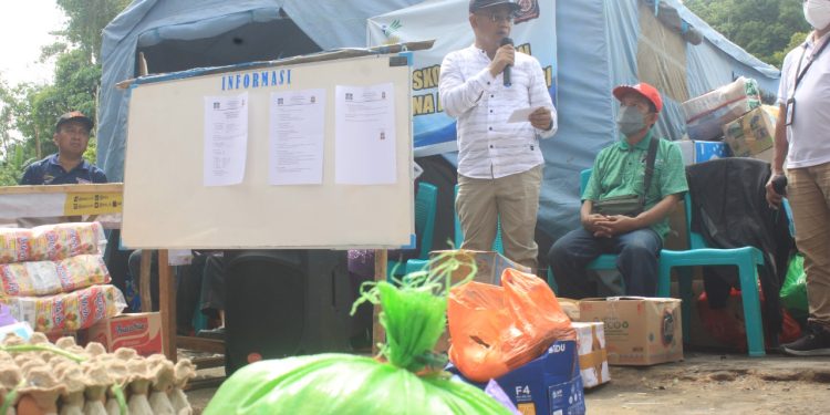 Ketgam : Penyaluran bantuan kepada warga korban kebakaran di Kecamatan Puwaatu, Kota Kendari.