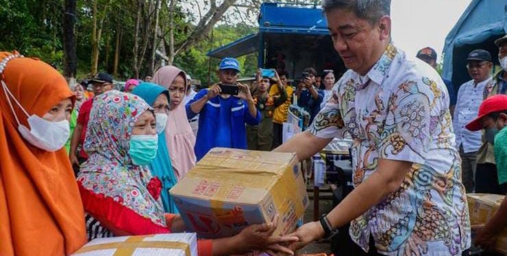 Ketgam : Sekda Kota Kendari, Ridwan Taridala saat membagikan bantuan pada korban kebakaran di  TPA Puuwatu
Foto : istimewa