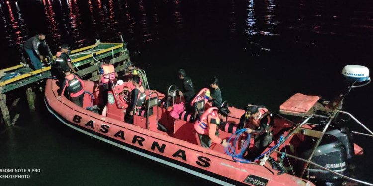 Ketgam: KPP Basarnas Kendari mengevakuasi longboat tiga warga yang dihantam ombak di Pulau Lemo Kolaka. Foto: Istimewa