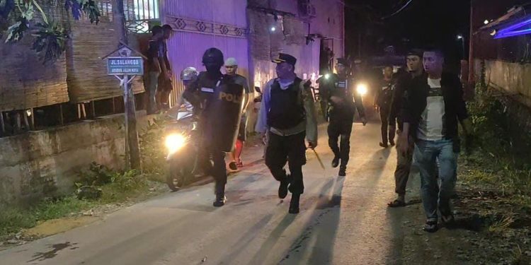 Ketgam: Kapolresta Kendari, Kombes Pol Muh. Eka Fathurrahman memimpin langsung  personelnya menyasar sejumlah lorong yang terlibat pertikaian di depan Kampus UHO Kendari, Jalan HEA Mokodompit, Kelurahan Lalolara, Kecamatan Kambu, Kota Kendari, Minggu (12/6/2022).