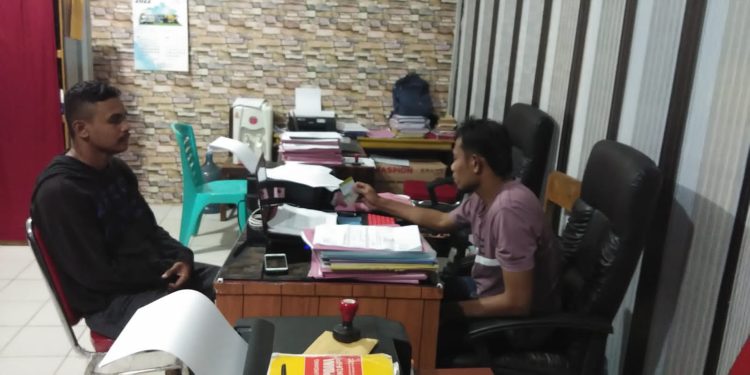 Ketgam: Pelaku pengeroyokan bernama YN (30) saat menyerahkan diri ke polisi. Foto: Istimewa