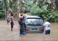 Mobil Wisatawan Terjebak di Sungai Ulunese Konawe Selatan