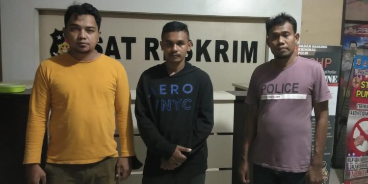 Ketgam: Yunus (tengah) usai menjalani pemeriksan di Polresta Kendari. Foto: Istimewa