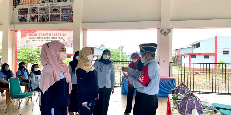 Ketgam : Penyematan id card kepada perwakilan warga binaan.  Foto : istimewa