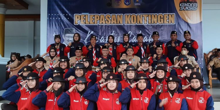 Ketgam : Peserta Jambore Daerah regu penggalang putra, para unsur Pimpinan Kwarcab Kota Kendari dan Walikota Kendari Sulkarnain Kadir melakukan sesi foto bersama
Foto : Annisa Aprilia Monoarfa