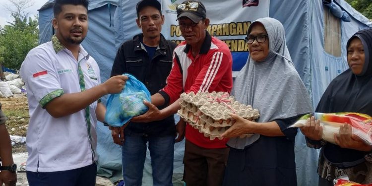 Ketgam: Penyerahan bantuan kepada warga terdampak bantuan di TPA Puuwatu. Foto: Istimewa