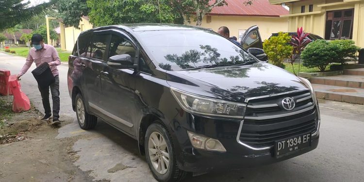 Ketgam: Rombongan penyidik KPK usai melakukan pemeriksaan di Polda Sultra. Foto: Herlis Ode Maniuru