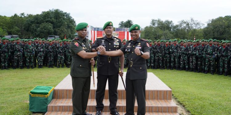 Ketgam : Mayor Inf Syafruddin Mutasidasi (kiri), Danrem 143/HO Yufti Senjaya (tengah), Letkol Inf Monfi Ade Candra (kanan)
Foto : Penrem 143/HO