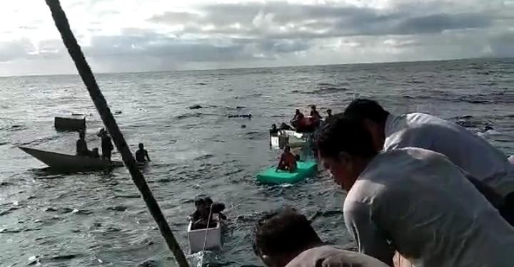 Detik-detik evakuasi ABK KM Sarijaya. Foto: Istimewa