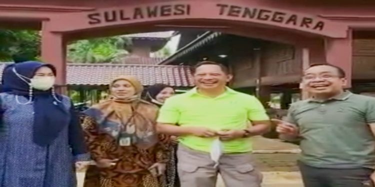 Ketgam : Tito dan Pratikno saat melakukan kunjungan di Taman Mini Indonesia Indah (TMII) tepat di depan Anjungan Milik Pemerintah Provinsi Sulawesi Tenggara.