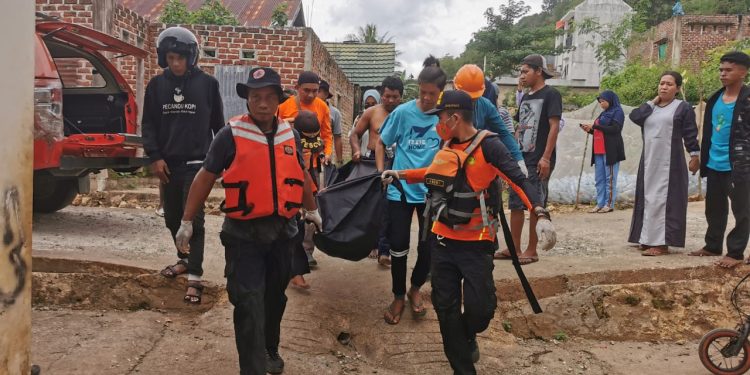Ketgam: Jenazah korban yang terjun ke bawah jembatan dibawa di rumah duka. Foto: Istimewa